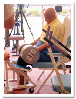 Sri Chinmoy diže 270lb - levi zglob