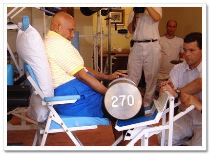 Sri Chinmoy diže 270lb - levi zglob